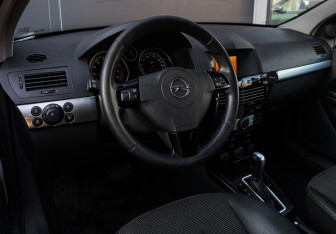 Подержанный автомобиль Opel Astra Hatchback 2007 года (8 фото)
