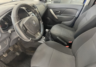 Подержанный автомобиль Renault Sandero 2015 года (12 фото)