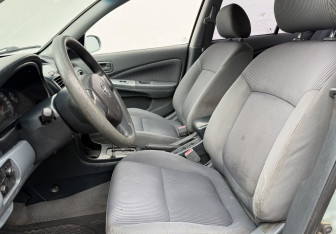Подержанный автомобиль Nissan Almera Classic 2006 года (10 фото)