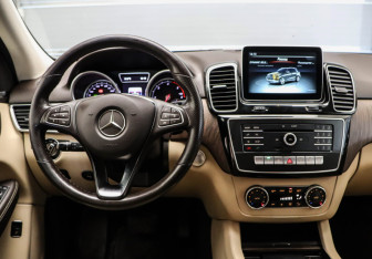Подержанный автомобиль Mercedes-Benz GLE 2015 года (9 фото)