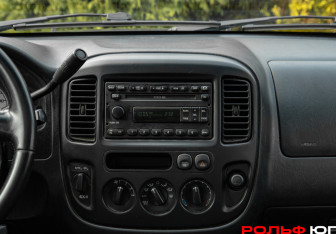Подержанный автомобиль Ford Escape 2002 года (12 фото)