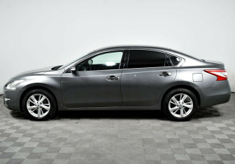 Подержанный автомобиль Nissan Teana 2015 года (3 фото)