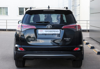 Подержанный автомобиль Toyota RAV4 2015 года (6 фото)