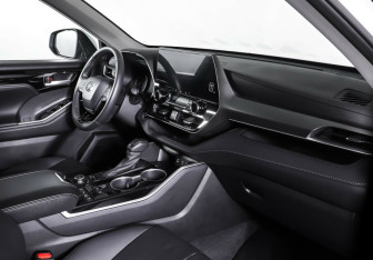 Подержанный автомобиль Toyota Highlander 2023 года (10 фото)