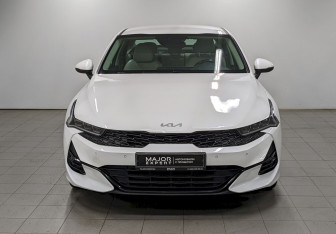 Подержанный автомобиль Kia K5 2022 года (2 фото)