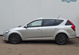 Подержанный автомобиль Kia Ceed Wagon 2010 года (8 фото)