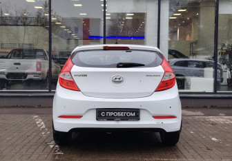 Подержанный автомобиль Hyundai Solaris Hatchback 2015 года (7 фото)