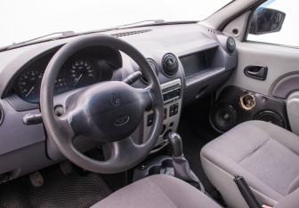 Подержанный автомобиль Renault Logan Sedan 2009 года (9 фото)
