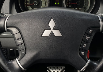 Подержанный автомобиль Mitsubishi Pajero 2013 года (15 фото)