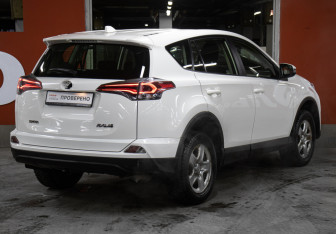 Подержанный автомобиль Toyota RAV4 2016 года (5 фото)