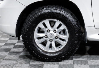 Подержанный автомобиль Toyota Land Cruiser Suv 2007 года (15 фото)
