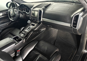 Подержанный автомобиль Porsche Cayenne 2010 года (10 фото)