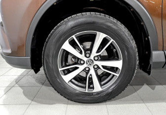 Подержанный автомобиль Toyota RAV4 2016 года (18 фото)