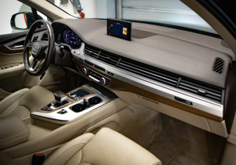 Подержанный автомобиль Audi Q7 2015 года (25 фото)