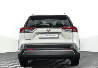 Подержанный автомобиль Toyota RAV4 2022 года (6 фото)