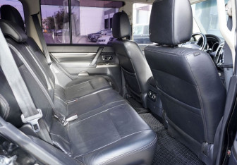 Подержанный автомобиль Mitsubishi Pajero 2014 года (11 фото)