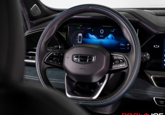 Подержанный автомобиль Geely Monjaro 2023 года (14 фото)