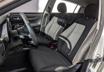 Подержанный автомобиль Kia Rio Hatchback 2021 года (19 фото)