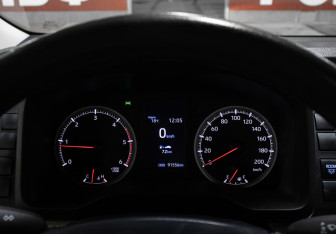 Подержанный автомобиль Toyota HiAce 2021 года (18 фото)