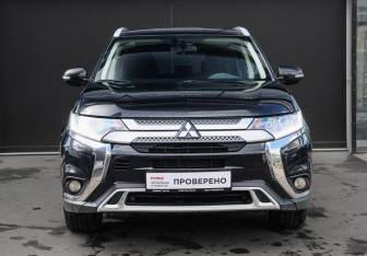 Подержанный автомобиль Mitsubishi Outlander 2020 года (2 фото)