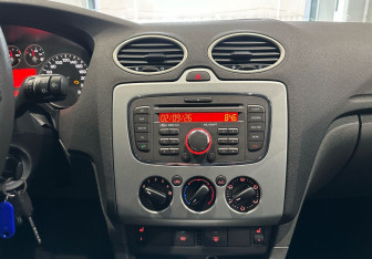 Подержанный автомобиль Ford Focus Sedan 2007 года (16 фото)