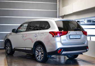 Подержанный автомобиль Mitsubishi Outlander 2016 года (6 фото)