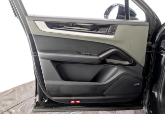 Подержанный автомобиль Porsche Cayenne 2023 года (19 фото)