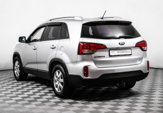 Подержанный автомобиль Kia Sorento 2012 года (7 фото)