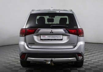 Подержанный автомобиль Mitsubishi Outlander 2017 года (6 фото)