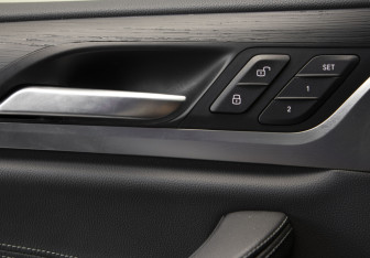 Подержанный автомобиль BMW X3 2017 года (16 фото)