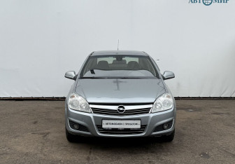 Подержанный автомобиль Opel Astra Sedan 2012 года (2 фото)