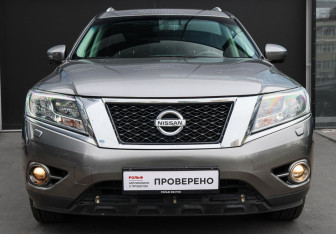 Подержанный автомобиль Nissan Pathfinder 2016 года (2 фото)