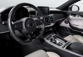Подержанный автомобиль Kia Stinger 2018 года (14 фото)