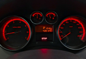 Подержанный автомобиль Peugeot 308 Hatchback 2011 года (13 фото)