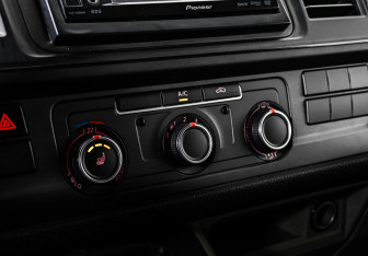 Подержанный автомобиль Volkswagen Transporter Van 2018 года (15 фото)