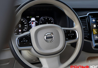 Подержанный автомобиль Volvo XC90 2021 года (11 фото)