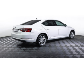 Подержанный автомобиль Skoda Superb Liftback 2017 года (5 фото)