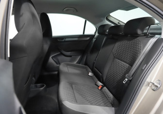 Подержанный автомобиль Skoda Rapid Liftback 2018 года (10 фото)