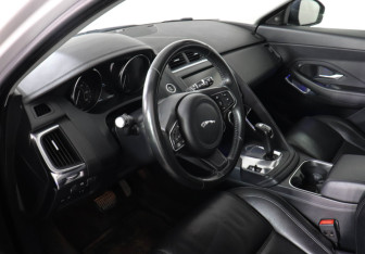Подержанный автомобиль Jaguar E-Pace 2018 года (9 фото)