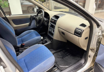 Подержанный автомобиль Chevrolet Viva 2005 года (11 фото)