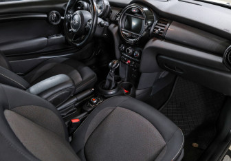 Подержанный автомобиль MINI Hatch 2016 года (10 фото)
