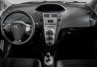 Подержанный автомобиль Toyota Yaris Hatchback 2008 года (11 фото)