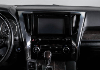 Подержанный автомобиль Toyota Alphard 2019 года (13 фото)