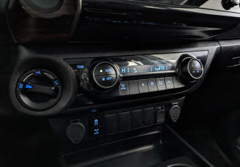 Подержанный автомобиль Toyota Hilux 2022 года (21 фото)