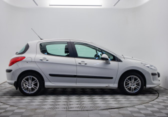 Подержанный автомобиль Peugeot 308 Hatchback 2009 года (6 фото)