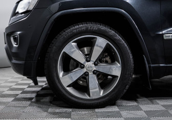 Подержанный автомобиль Jeep Grand Cherokee 2013 года (15 фото)
