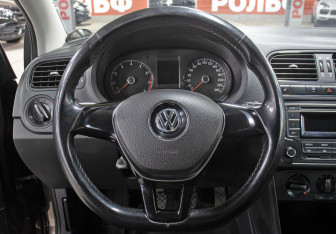 Подержанный автомобиль Volkswagen Polo Sedan 2015 года (17 фото)