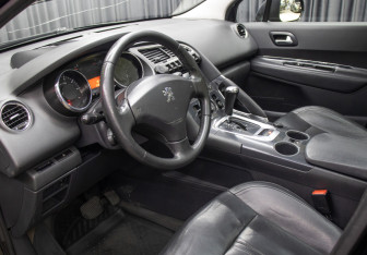 Подержанный автомобиль Peugeot 3008 2011 года (13 фото)