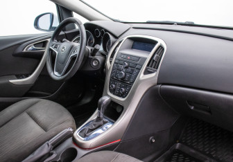 Подержанный автомобиль Opel Astra Hatchback 2011 года (10 фото)