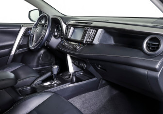 Подержанный автомобиль Toyota RAV4 2016 года (11 фото)